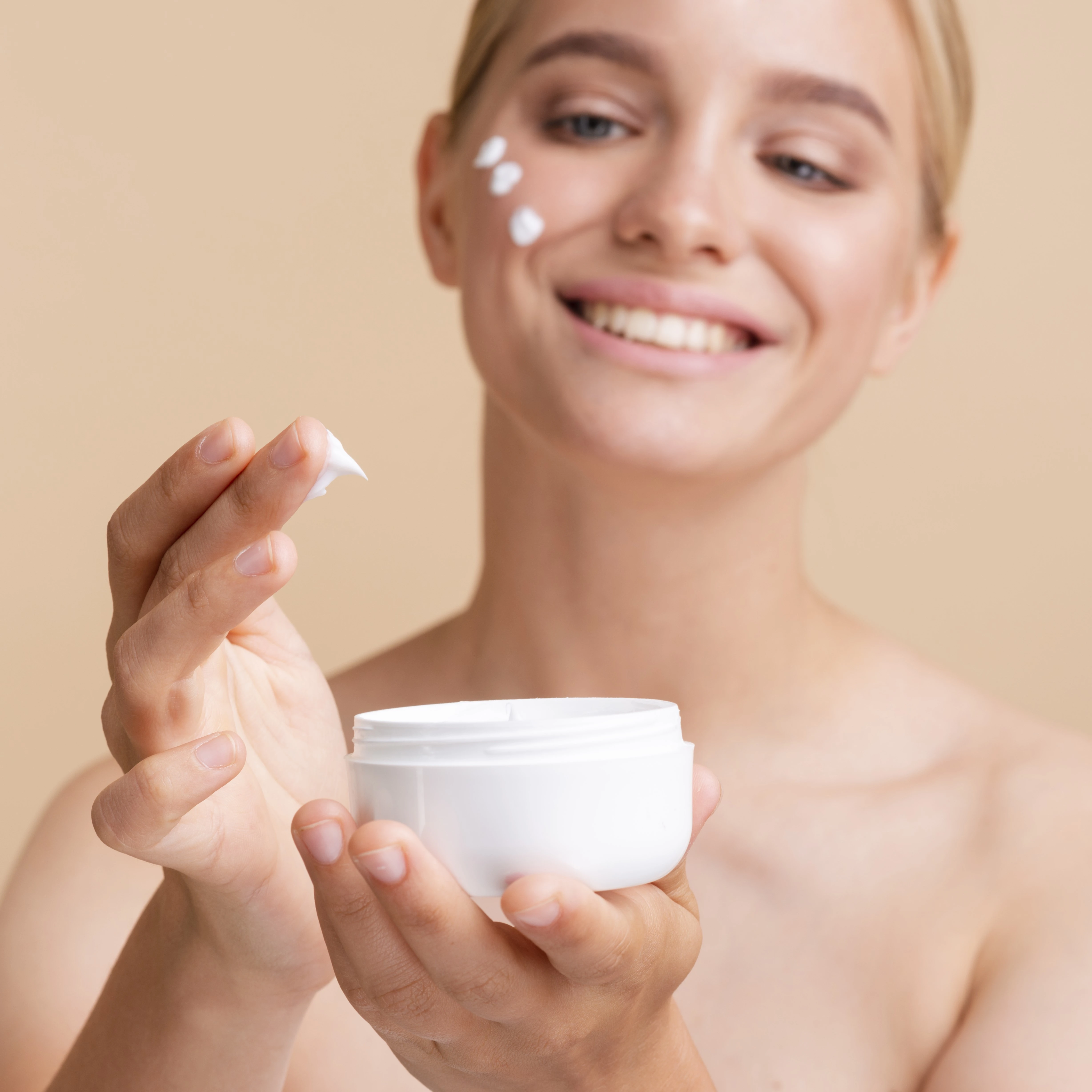 Kobiety na całym świecie pokochały Skin Cycling. Co to za trend pielęgnacyjny?